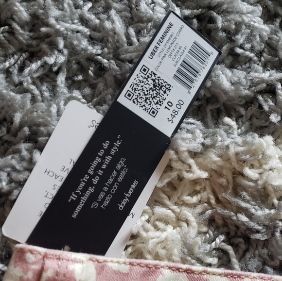 NWT Daisy Fuentes Uber Feminine Skinny Crop - Picture 4 of 8